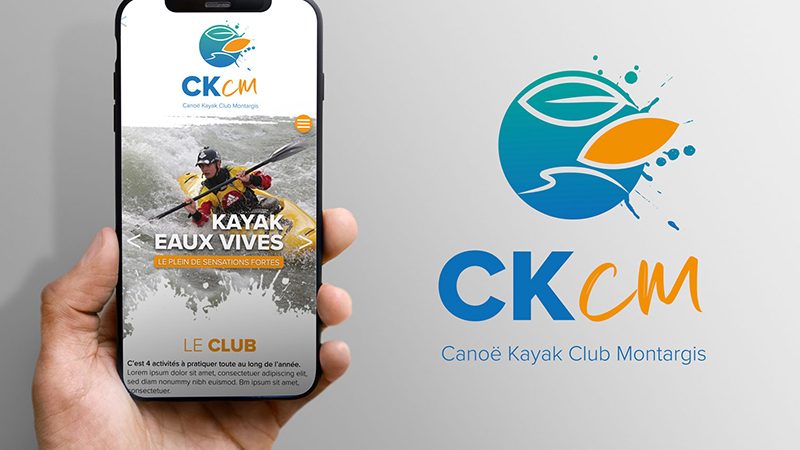 Une main tenant un smartphone qui affiche la version mobile du site internet CKCM Canoë Kayak Club Montargis, à côté du logo présenté en grand format.